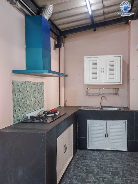 ทาวน์เฮ้าส์มือสองย่านสมุทรสาคร ม.โกลเด้นทาวน์ พระราม2 เนื้อที่มากถึง 21.2 ตร.ว. ฟังก์ชันจัดเต็มถึง 4 ห้องนอน 3 ห้องน้ำ 2 ที่จอดรถ บนทำเลเยี่ยม เชื่อมต่อถ.พระราม 2, ถ.กาญจนาภิเษก ใกล้บิ๊กซี, เซ็นทรัลพระราม 2 และทางด่วน "พระราม 2"